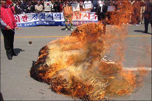 수입쌀 화형식을 하였습니다. 세찬 봄바람에 참 잘도 탔습니다. 